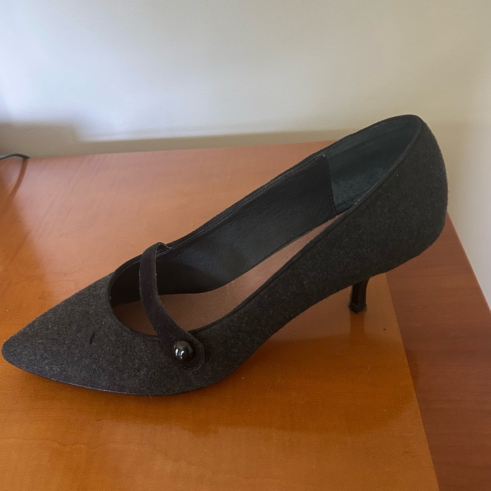Beautiful stylish pump  

Donald J Pliner. Excellent condition